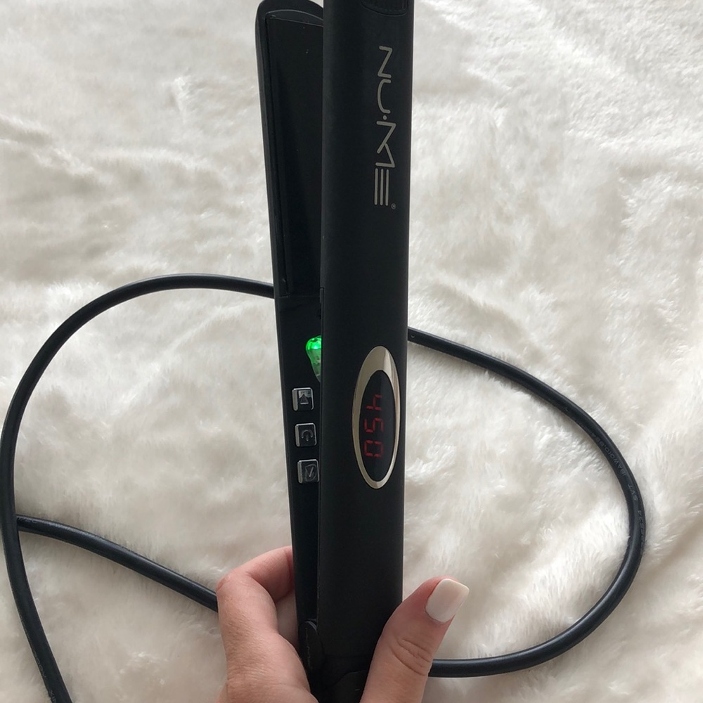 NuMe Megastar hair straightener/flat iron